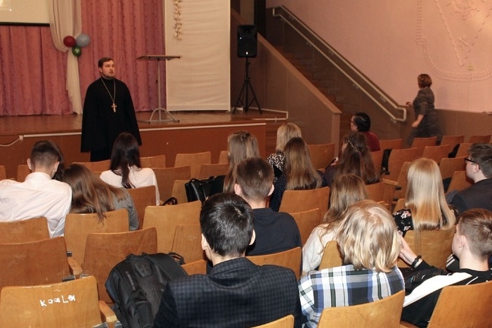 В СШ №4 г. Кобрина священник провёл с учащимися беседу о монашеском подвиге в Беларуси