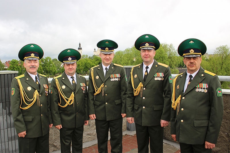 С Днём пограничника коллег и ветеранов поздравляет вокальная группа Пинского пограничного отряда «Единство»