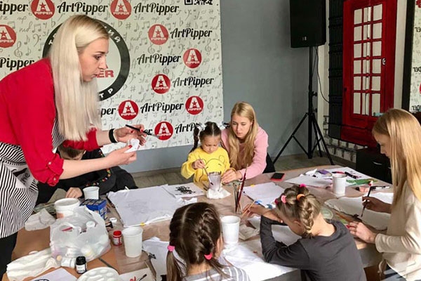 Брестская художница рисует картины на одежде и учит этому других