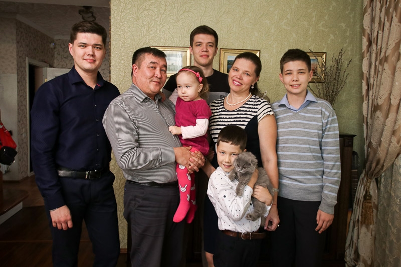 «Четыре сыночка и лапочка дочка». Мама большой семьи из Кобрина Наталья Алимусина награждена орденом Матери