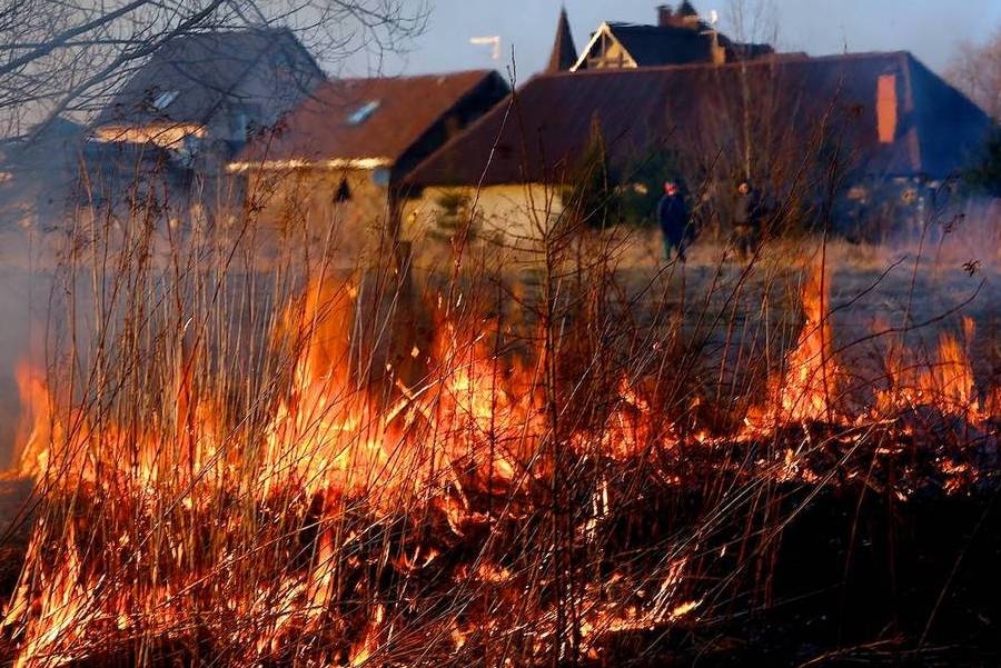 Кобринский РОЧС напоминает: за выжигание сухой растительности — штраф в размере от 10 до 40 базовых величин