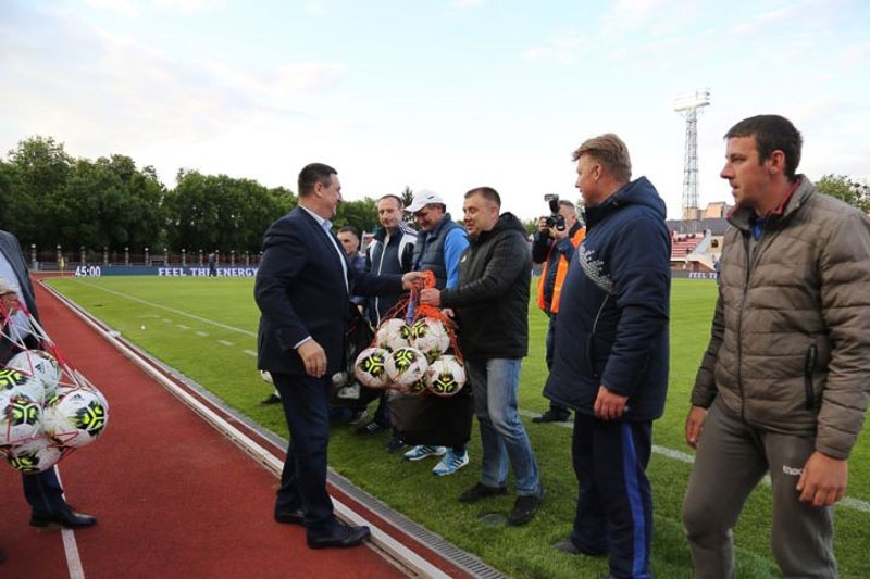 Семь футбольных школ Брестской области получили новенькие мячи, ДЮСШ города Кобрина в их числе