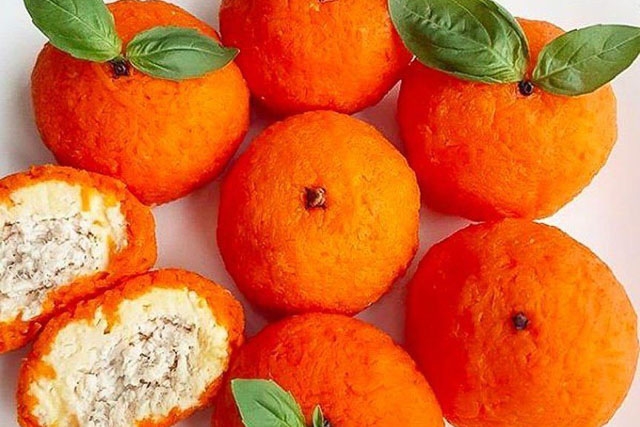 Вот уж удивите гостей, так удивите!  Закуска «Мандарины» из курицы, сыра и моркови.