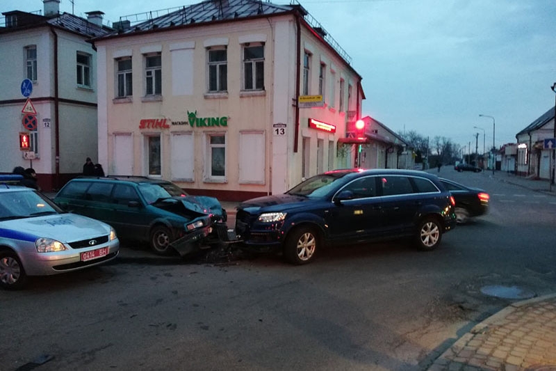 ДТП в Кобрине: Audi не уступил дорогу встречному VW. Пострадала женщина-пассажир