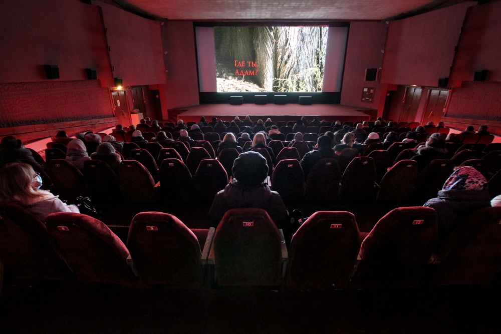 Фильм «Где ты, Адам?» в Кобрине проходит с большим успехом — прокат продлен до 20 января
