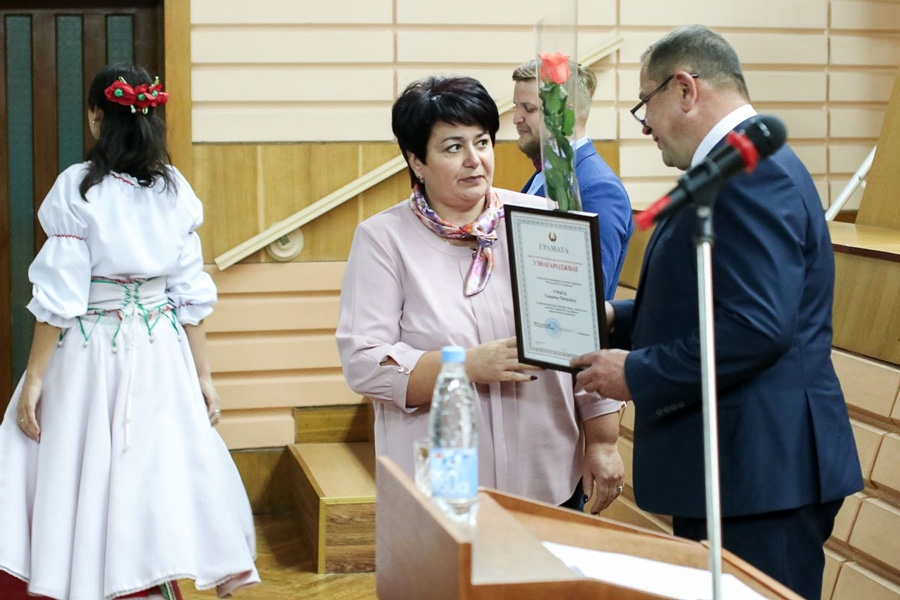70 педагогов Кобринского района получили награды накануне профессионального праздника