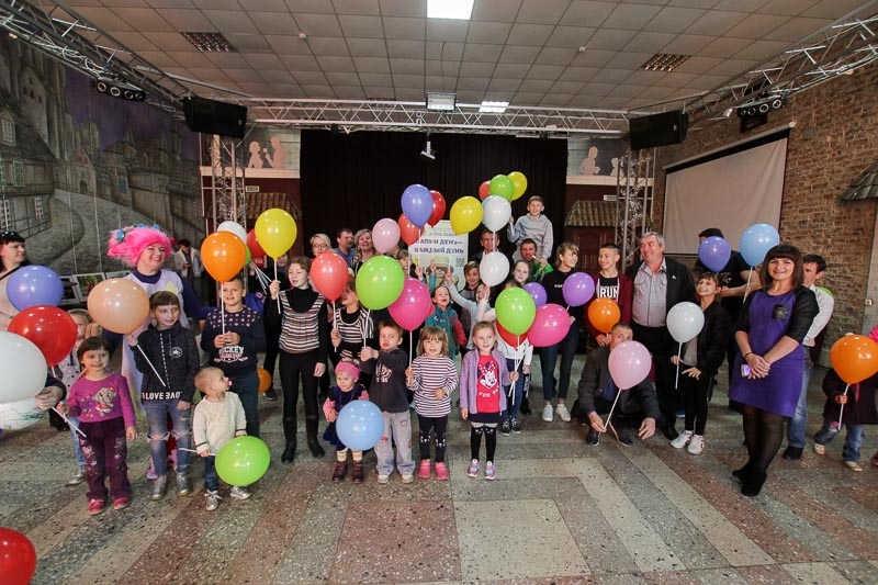 Первый выпускной в Кобринской «Папа-школе»: дипломы, подарки, игры всей семьёй и селфи