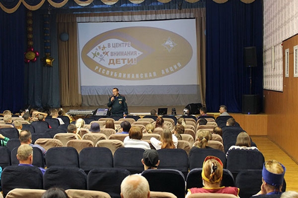 В рамках «Единого дня безопасности» спасатели встретились с отдыхающими в «Колосе» детьми