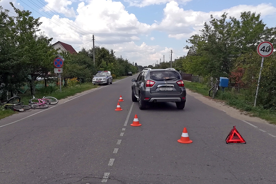 В Кобрине велосипедистка спровоцировала аварию и попала под колеса Nissan