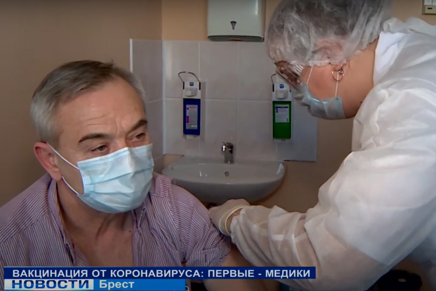 В Брестской ЦРБ медиков и учителей прививают российским препаратом «Спутник V», вакцину поставили в Кобрин