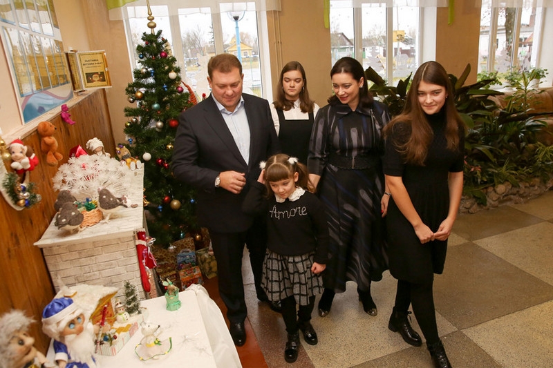 Дмитрий Лукашенко вручил подарки воспитанникам Дивинского детского дома