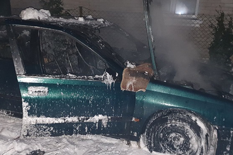 В Кобрине по улице Красноармейской в результате пожара уничтожен «Пежо-406» 