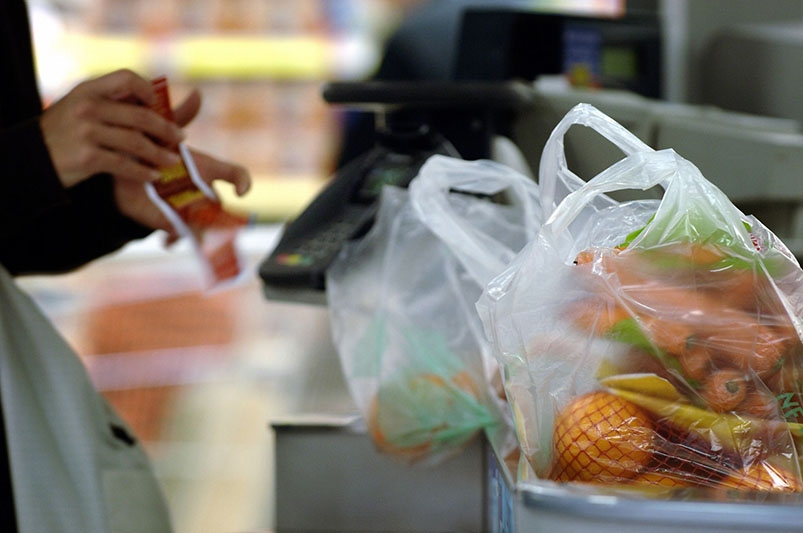 Гипермаркеты в Беларуси начинают отказываться от полиэтиленовых пакетов