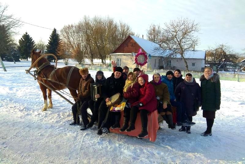 На санях, да из хаты в хату - как в Городце батюшка с церковными певчими колядовал