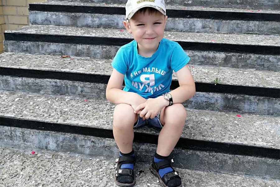 6-летний Илюша Ивкович из Каменецкого района может слышать, но для этого ему нужна наша помощь