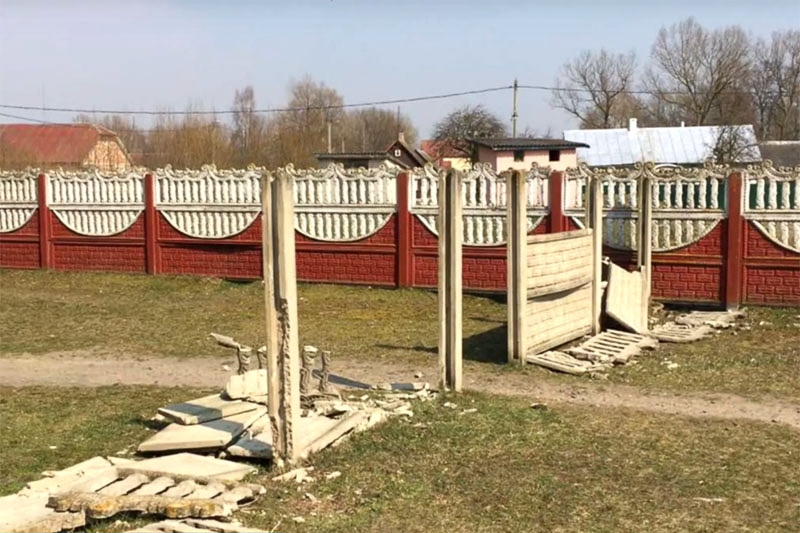 В Кобринском районе подросток «удачно» сходил на дискотеку: разбил 12 секций забора