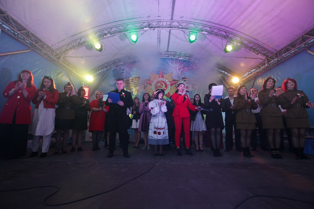 Праздничный концерт в честь Дня Победы прошел около торгового центра «Полесье» в Кобрине
