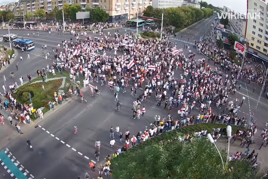 Timelapse-видео, как водомет в Бресте прогнал протестующих с перекрестка Машерова – Космонавтов