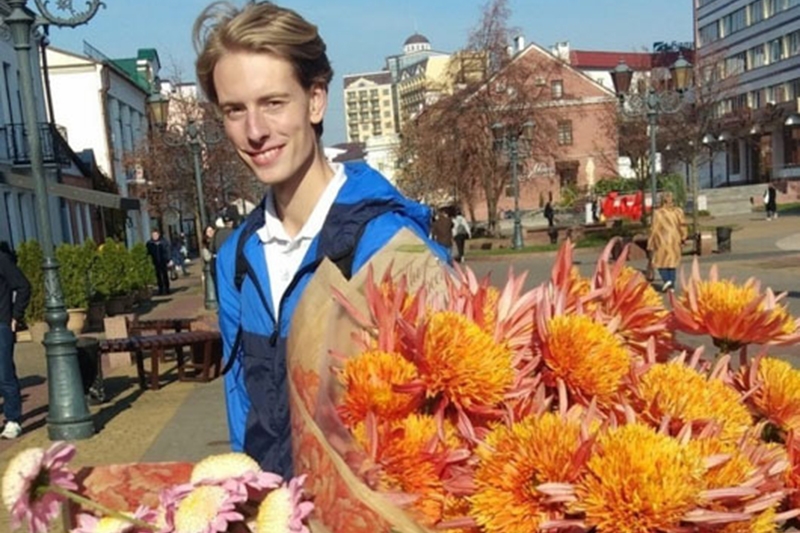 Брестский блогер-цветовод раздал 50 букетов хризантем случайным прохожим