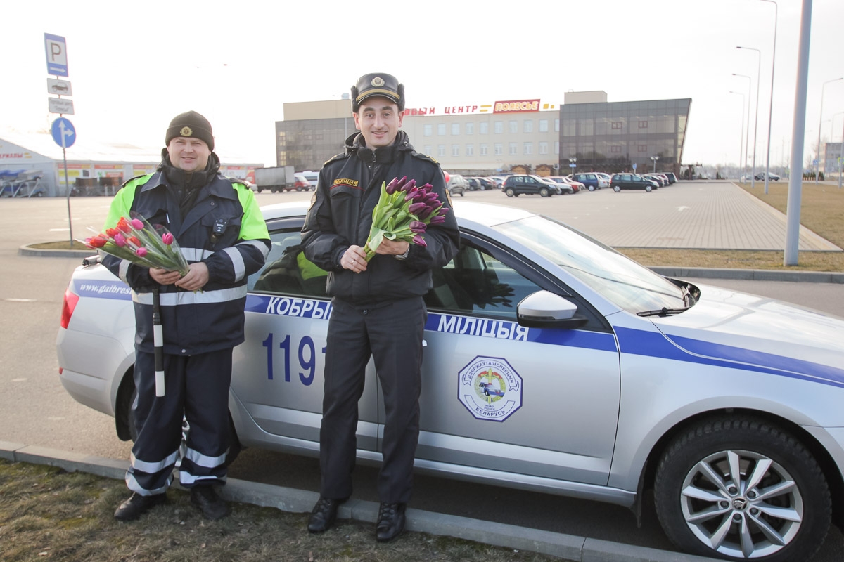 В руках цветы: сотрудники ГАИ поздравили кобринчанок с праздником весны