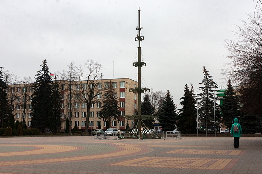 В Кобрине на площади установили каркас новогодней ёлки
