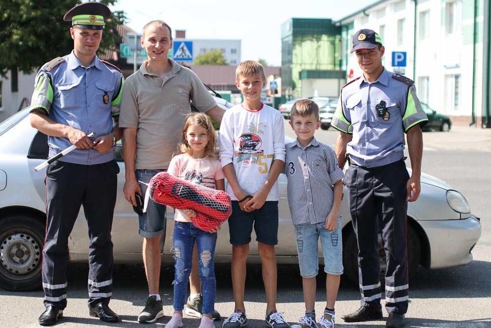 Пристегни ребёнка и получи подарок. 19 августа сотрудники ГАИ провели необычную акцию