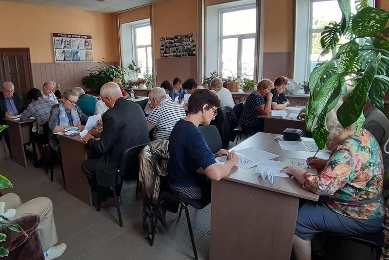 В Кобрине представители эрудитов «золотого возраста» Брестчины соревновались в областном кроссвординге