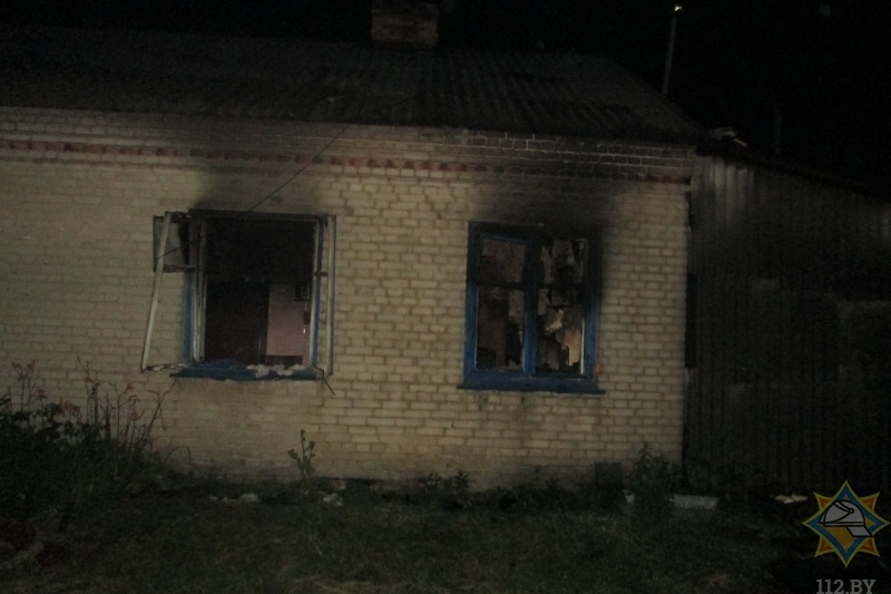 В Кобрине при пожаре в жилом доме спасли женщину и мужчину