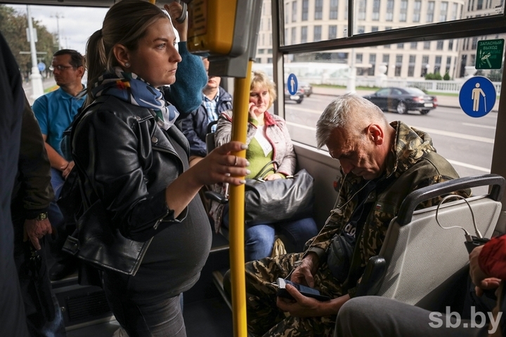 Испытано на себе: уступают ли беременной место в общественном транспорте, пропускают ли вне очереди в поликлинике