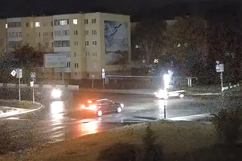 5 мая в Кобрине мотоциклист, уходя от столкновения с автомобилем, перелетел через руль (видео)