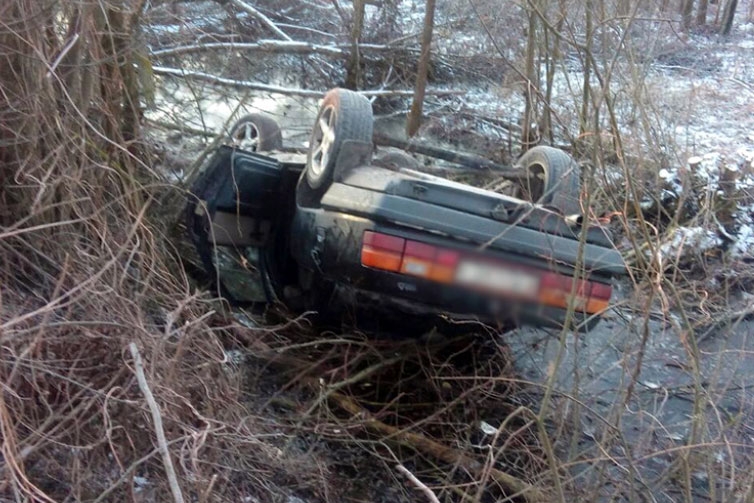В Кобринском районе парень после застолья угнал Audi у своего гостя и оставил ее в кювете