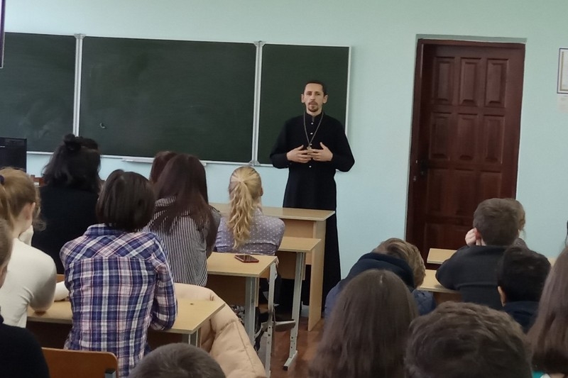 О значении Рождественского поста беседовали священник и школьники в Буховичах