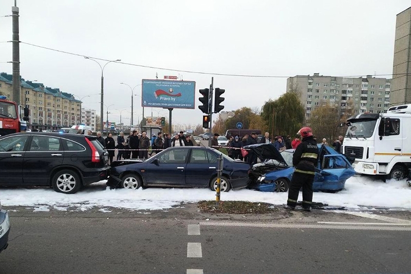 В Бресте перед перекрестком столкнулись пять автомобилей