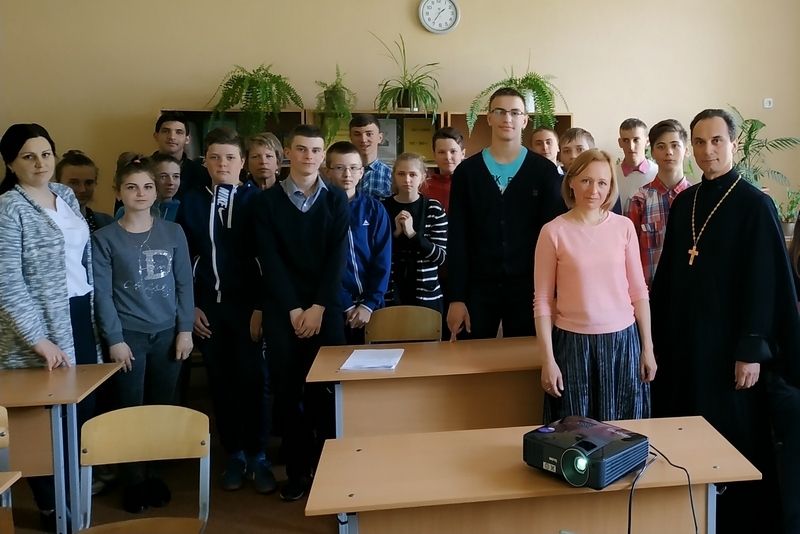 Проблемы детских зависимостей обсуждали с подростками Кобрина и Залесья священник и врач