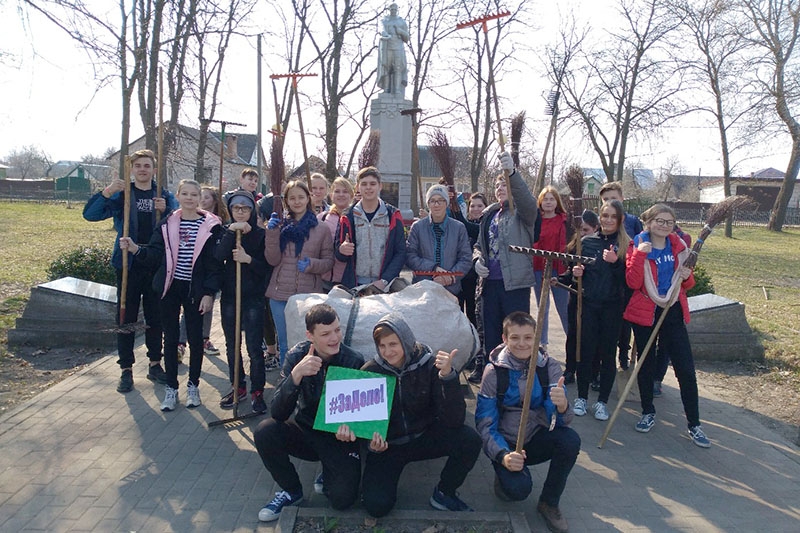Пришло время браться «#ЗаДело!»: кобринские школьники убирали берег Мухавца, сквер и помогли ветерану