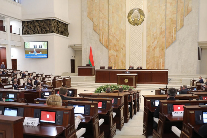 Парламент назначил президентские выборы на 9 августа