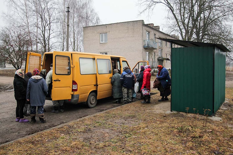 Что нам стоит навес построить? В шести деревнях под Кобрином установили 11 крытых навесов для автолавок