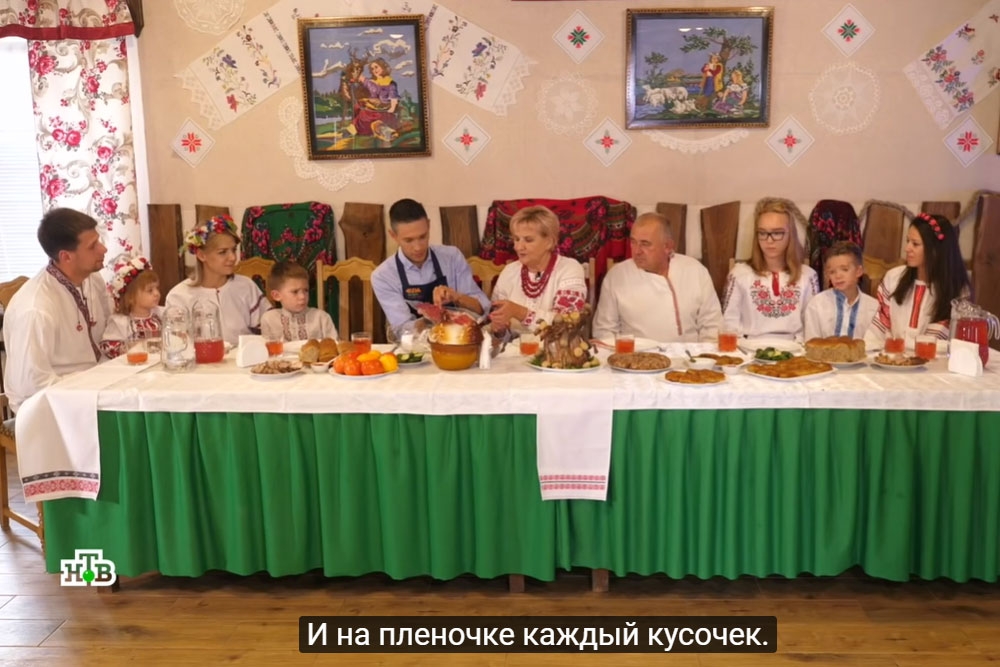 «Еда живая и мертвая» в Кобрине. Семье Гловацких привезли на дегустацию ветчину за 4100 евро