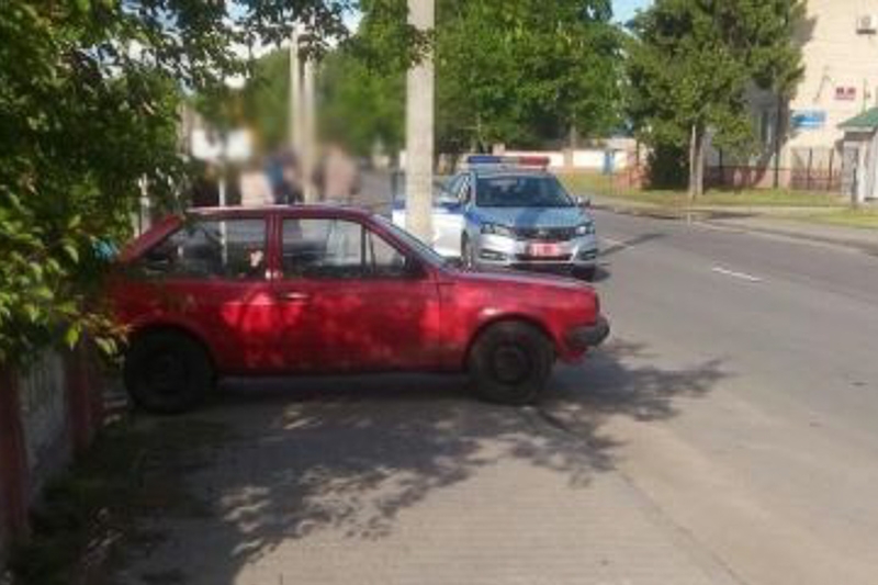 В Кобрине водитель выезжал со двора и сбил велосипедистку