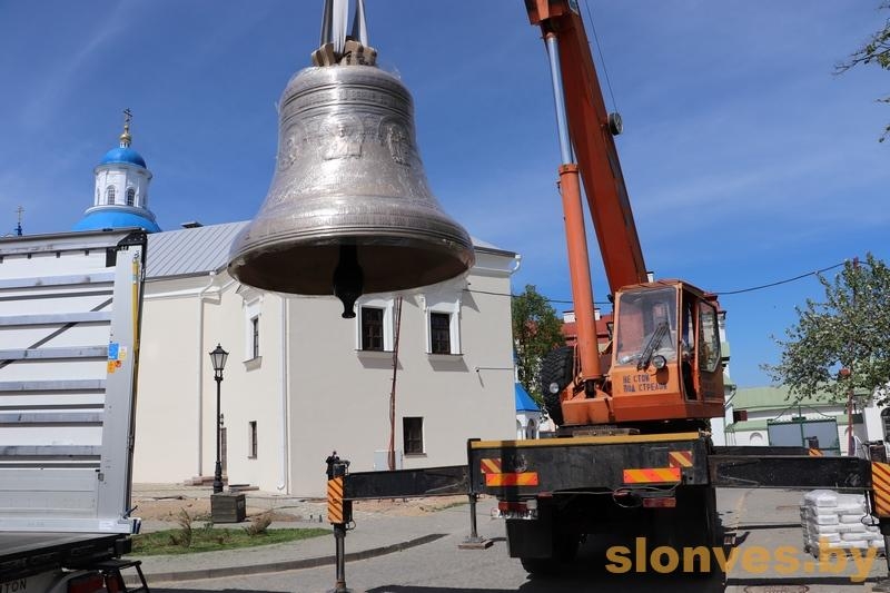 15 мая в Жировичский монастырь были доставлены 12 колоколов. Самый большой – 4200 кг