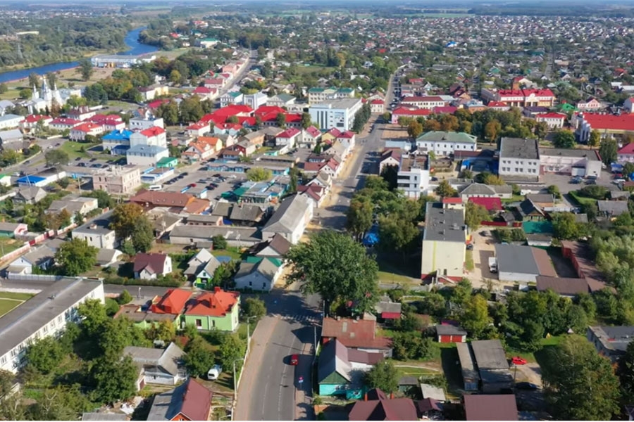 #Васькапилот опубликовал полёт над осенним Кобрином 4K. Посмотрите, какая красота!