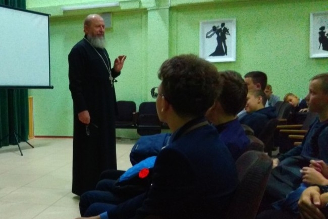 Протоиерей Николай Лукашик беседовал о физическом и духовном здоровье с учениками СШ №9
