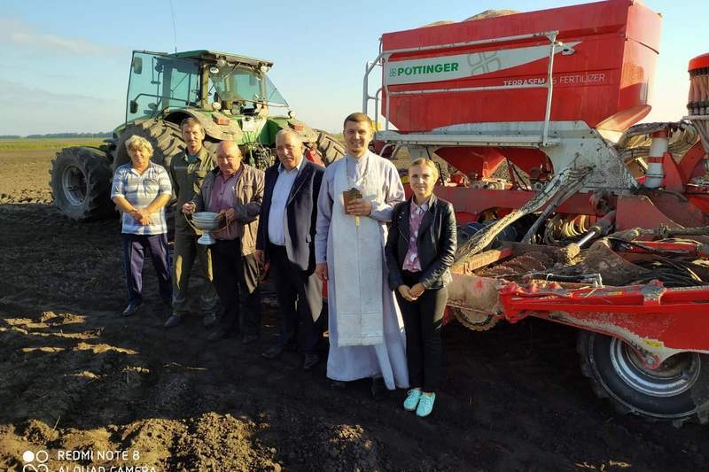 По православной традиции сев озимых зерновых в ОАО «Городец агро» начался с чина благословения