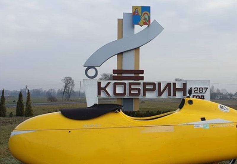 Брест, Пинск, Кобрин... Немец на желтом веломобиле путешествует по Беларуси