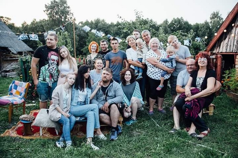 «Под шелест абрикосовых листьев»: писательница Ольга Демидюк собрала в деревне друзей на свой первый Дачник
