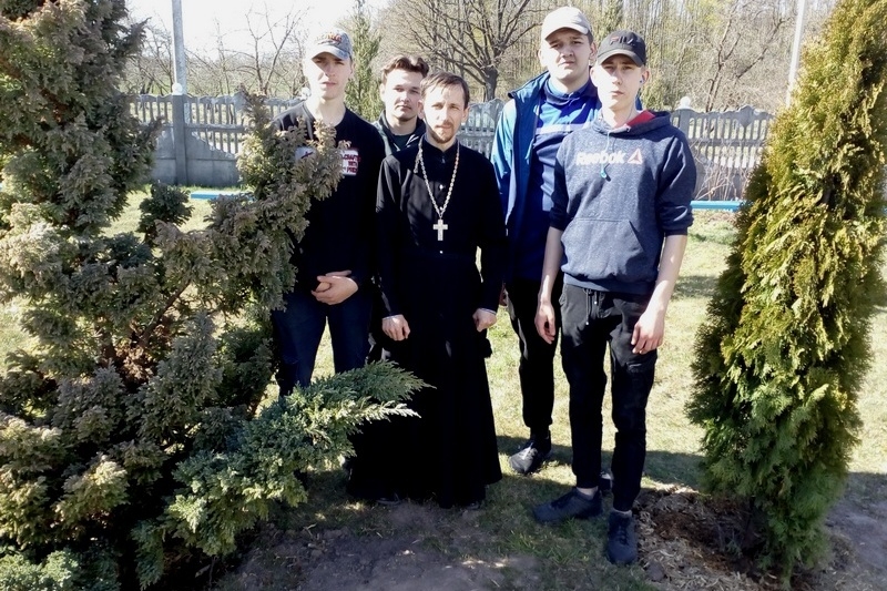 Cтуденты Кобринского ГПТК помогли в благоустройстве территории храма аг. Буховичи