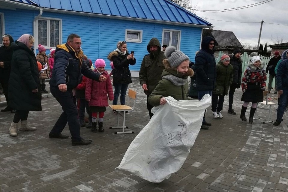 В Кобрине на приходе святых Петра и Павла с блинами, песнями и играми провожали Масленицу