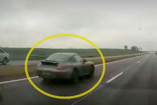 Сколько же он летел? Посмотрите, как на М1 Porsche 911 обогнал авто, которое шло 100 км/ч