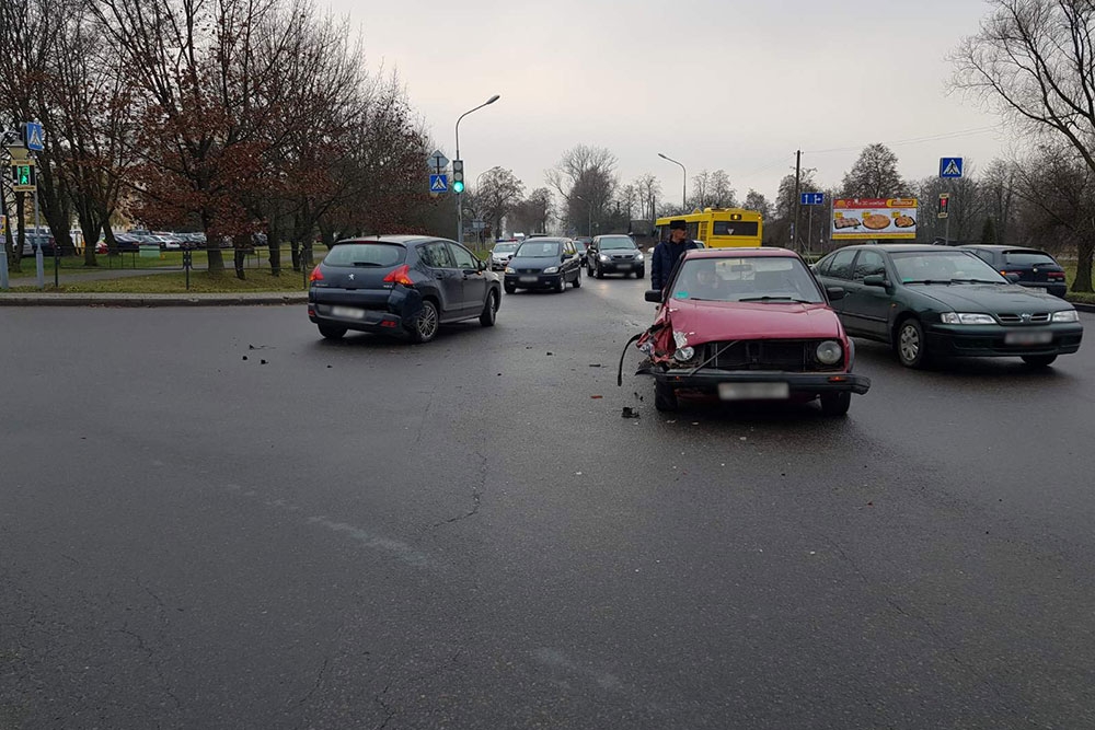 ГАИ Кобрина ищет свидетелей ноябрьского ДТП, произошедшего на перекрестке улиц Советской и Николаева