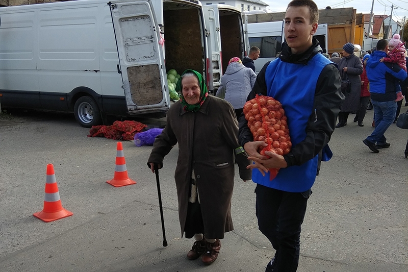 «Молодцы!» Вторую субботу в Кобрине студенты помогают на ярмарках в погрузке и доставке продукции